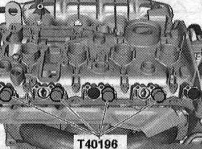 Прорезът на амортизатора на усукващи вибрации трябва да бъде разположен срещу маркировката със…