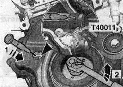 Повдигнете заключващия клин на обтегача на веригата, като поставите игла за маркиране или подходяща…