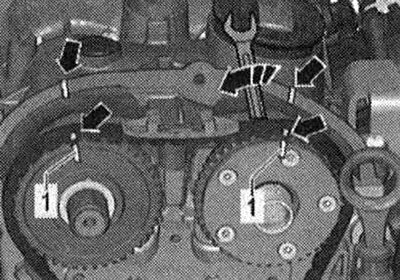 Завъртете амортисьора на усукващи вибрации с противоположната опора «T10355» в положение «стрелка»…