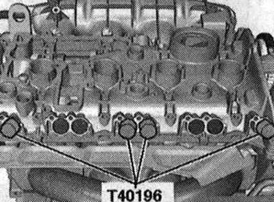 Монтирайте разпределителния вентил. Поставете монтажните щифтове «T40196», както е показано на…