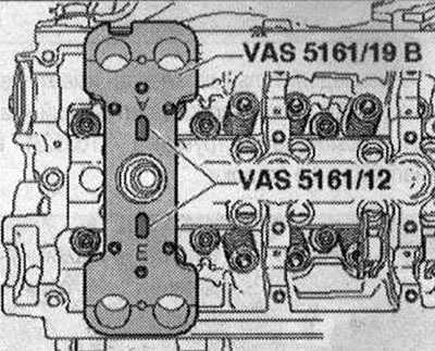 Свалете разпределителните валове. Маркирайте подравняването на кобилицата и хидравличния…
