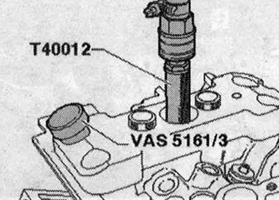 Доведете буталото на съответния цилиндър до «долната мъртва точка». Завийте адаптера «T40012» в…