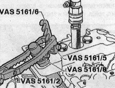 Завийте устройството «VAS 5161/6» с висяща вилица «VAS 5161/5» в средната резба на направляващата…