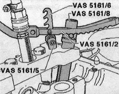 Завийте устройството «VAS 5161/6» с висяща вилица «VAS 5161/5» във външната резба на направляващата…
