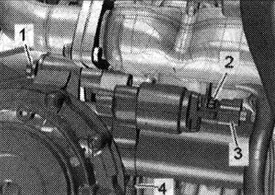 Odpojte elektrický konektor «3» štartéra, posuňte zámok späť a stlačte zarážku nadol. Odskrutkujte…