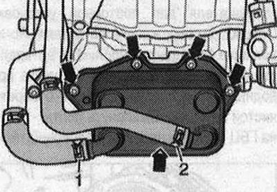 Автомобили без помпа за възстановяване на охлаждащата течност «V51»: Развийте болта «1» и гайката…