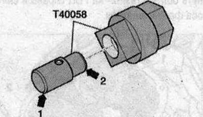 Поставете водещите щифтове на адаптера «T40058», както е показано по-долу: «стрелката 1» с голям…