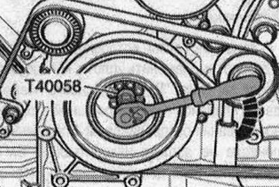 Завъртете карданния вал с помощта на адаптера «T40058» в посоката на въртене на двигателя «стрелка»…
