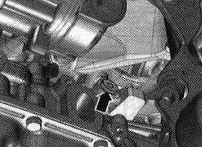 Развийте щепсела с резба «стрелка» за маркировката «TDC» от блока на цилиндъра.