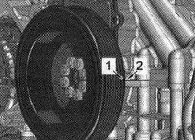 При монтиран двигател отворът за фиксиране на коляновия вал едва се вижда. Затова завъртете…