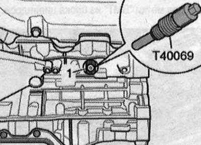 Завийте фиксиращия болт «T40069» в отвора с въртящ момент от 20 Nm, ако е необходимо, завъртете…