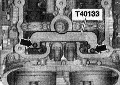 Прислужници распредвалов «Т40133» задаване на двете ГБЦ и затягане с момент от 25 Н·м «стрелките».