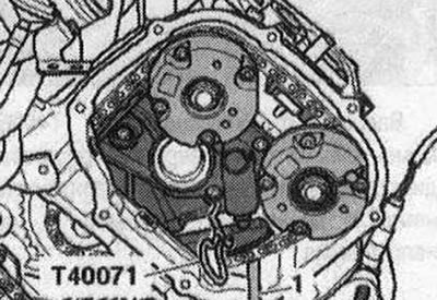 Преместете плъзгача на десния обтегач на веригата на разпределителния вал с отвертка 1 - завъртете…