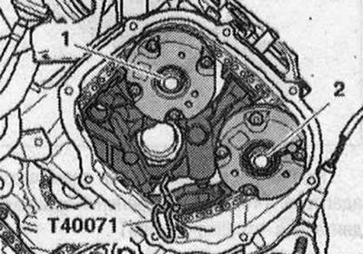 Маркирайте монтажната позиция на фазовия регулатор за повторно инсталиране. Развийте болтовете «1»…