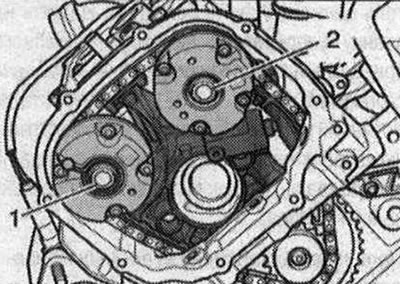 2. Затегнете предварително болт «1» към всмукателния разпределителен вал с въртящ момент от 80 Nm.