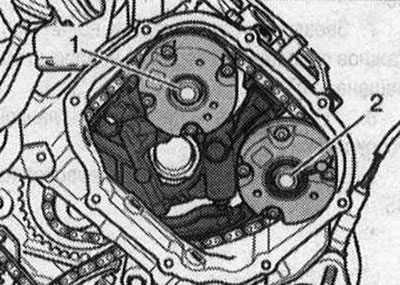 2. Затегнете болт «2» към изпускателния разпределителен вал до крайния въртящ момент.