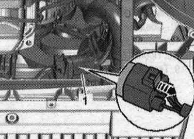 Свалете предната шумоизолация. Монтирайте тавата за сервизните кранове «VAS 6208» под двигателя.…