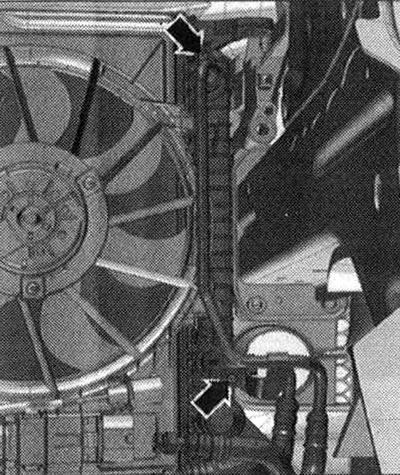 Освободете кабелния сноп. Поставете устройство за засмукване на масло под точката на разединяване.…