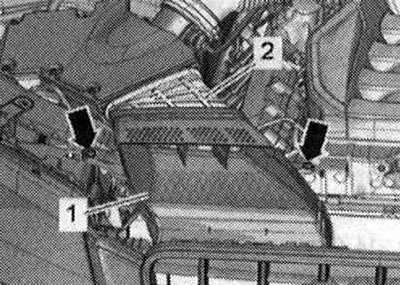 Развийте болтовете «стрелка». Отстранете въздуховода «1» от междинния фланец «2» на корпуса на…