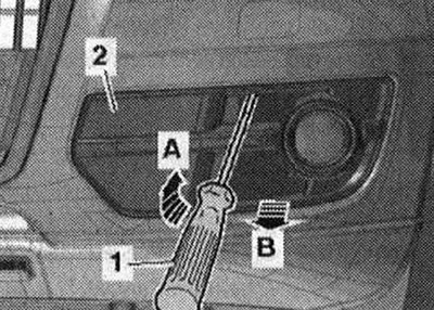 Отключете ключалката «стрелка A» с отвертка «1». Разкачете решетката за всмукване на въздух «2» от…