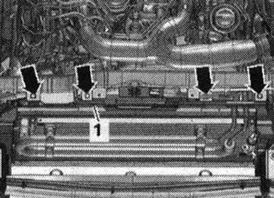 Разкачете горния въздуховод «1», като отключите крепежните елементи «стрелка».