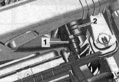 Отстранете свързващия нипел от радиатора, като разхлабите скобите «1» и «2».