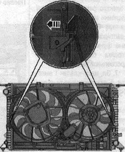 Натиснете едновременно «стрелката» за закрепване на рамката на вентилатора отдясно и отляво и…
