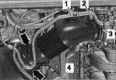 Свалете предния и задния капак на двигателя. Освободете маркуч «1» към абсорбера с активен въглен.…