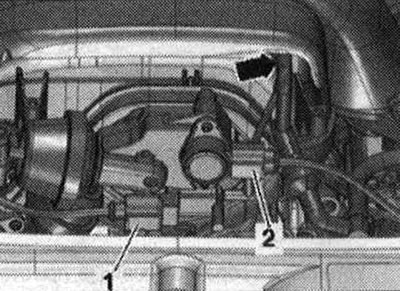Освободете електромагнитния клапан 1 на абсорбера с активен въглен «N80» от скобата и го оставете…