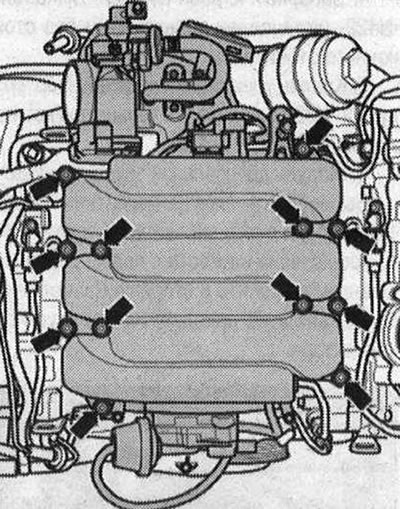 Развийте болтовете «стрелка» и отстранете горната част на всмукателния колектор.