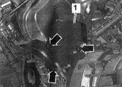 Затегнете болтовете «стрелка» на топлинния щит «1» с въртящ момент от 9 Nm.