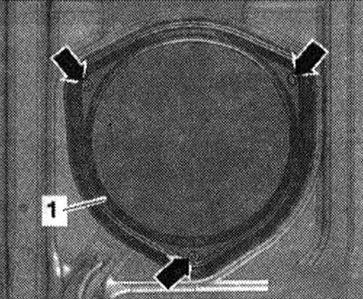 Utiahnite skrutky «šípka» krytu «1» na krútiaci moment 1,5 Nm.