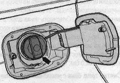 Otvorte palivový otvor. nádrž. Vyčistite oblasť okolo hrdla palivovej nádrže. nádrž. Odstráňte…
