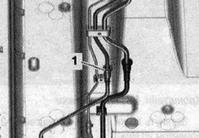Odpojte pravú prednú palivovú nádrž. diaľničné «1» palivo nádrž stlačením uvoľňovacieho tlačidla.