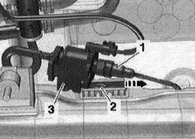 Na vozidle s nezávislým kúrením odpojte palivo. riadku «1» z dávkovacieho čerpadla stlačením…
