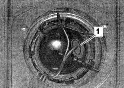 Odstráňte 1/3 zadného sedadla vpravo. Odskrutkujte skrutky «šípky» a odstráňte kryt «1» uzatváracej…