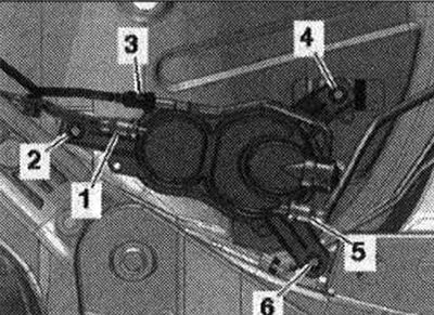 Отстранете задната лява облицовка на долната част. Изключете линиите за подаване на въздух и…