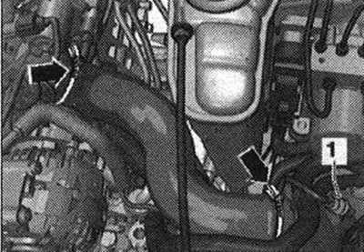 Отстраняване на поликлиновия ремък. Освободете скобите на маркуча «стрелка» и извадете маркуча на…