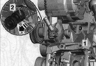 Развийте болта «1», отстранете елемента за опъване «2» на поликлиновия ремък.