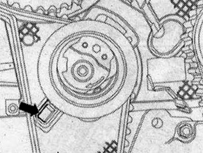 Обърнете внимание на правилното прилягане на опъващата ролка в задния капак на зъбчатия ремък…