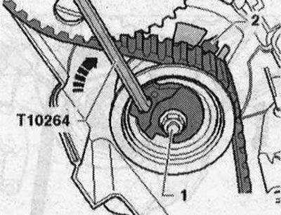 Сега внимателно завъртете ексцентрика на опъващата ролка с ъглова отвертка T10264 по посока на…