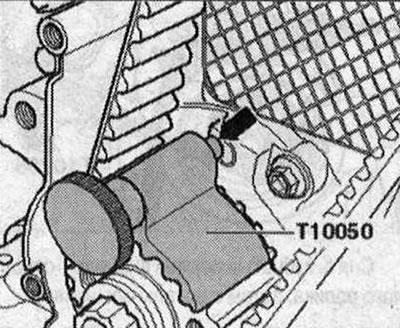 Опасност от повреда поради приплъзване на зъбчатия ремък. Завъртете коляновия вал само в посоката…
