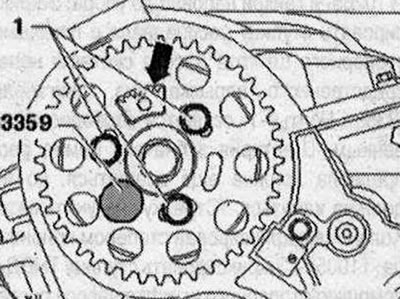 Главината на разпределителния вал трябва да бъде закрепена с помощта на заключващия щифт на помпата…