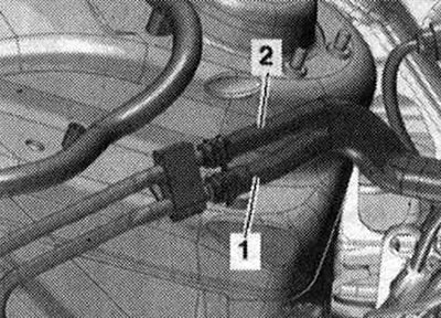 Pri práci na vstrekovacom systéme dodržiavajte pravidlá udržiavania čistoty. Odpojte prívod «1» a…