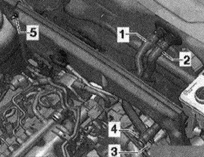 Odstráňte hadice chladiacej kvapaliny «3» a «4».