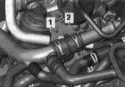 Odstráňte hadicové svorky «1» a «2», odpojte hadicu chladiacej kvapaliny.