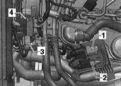 Odskrutkujte skrutku «4», odblokujte vzduchové hadice snímača tlaku výfukových plynov 1.