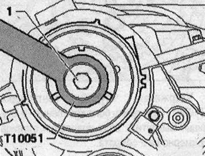 Odskrutkujte skrutku «1» náboja vačkového hriadeľa, pričom ju držte s protipodporou «T10051».…
