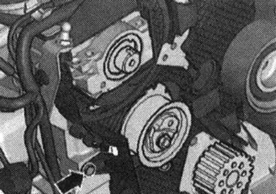 Odstráňte skrutku «1» ochranného krytu remeňa.