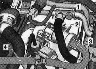 Свалете капака на двигателя. Изключете маркуча за връщане на горивото «3». линии от задната страна…